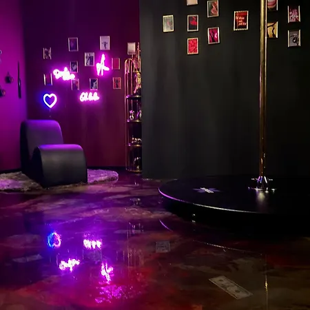 Mit Whirlpool, Sauna, Pole Dance Und Mehr 에센