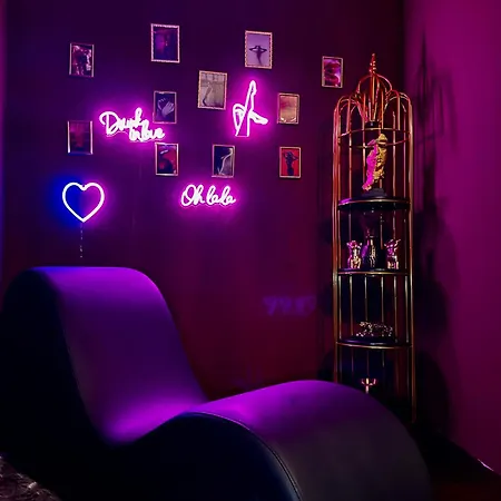 Mit Whirlpool, Sauna, Pole Dance Und Mehr