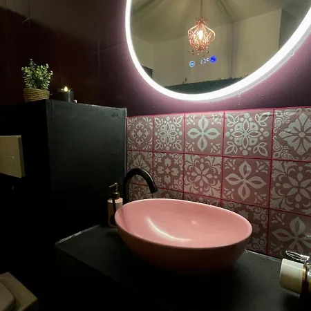 Mit Whirlpool, Sauna, Pole Dance Und Mehr Essen