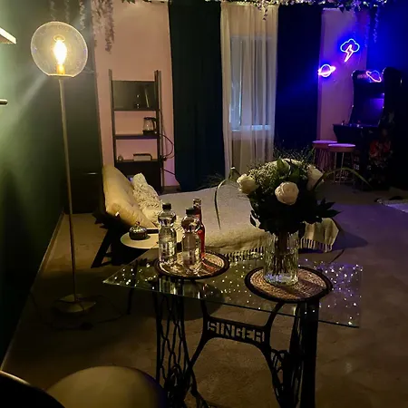 Mit Whirlpool, Sauna, Pole Dance Und Mehr