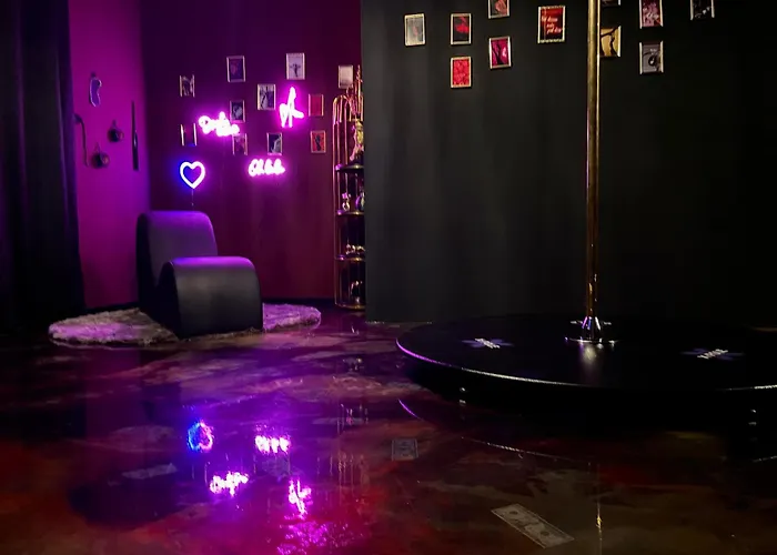 Mit Whirlpool, Sauna, Pole Dance Und Mehr Essen