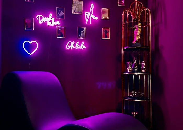 Mit Whirlpool, Sauna, Pole Dance Und Mehr